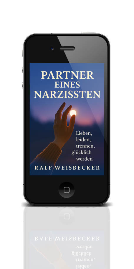 Ein Smartphone zeigt das Buchcover "Partner eines Narzissten" von Ralf Weisbecker.